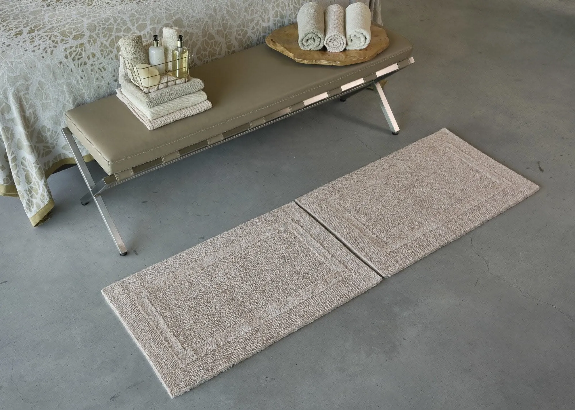 Reversible Contoured Bath Rug (23 x 23" | 60 x 60 cm)