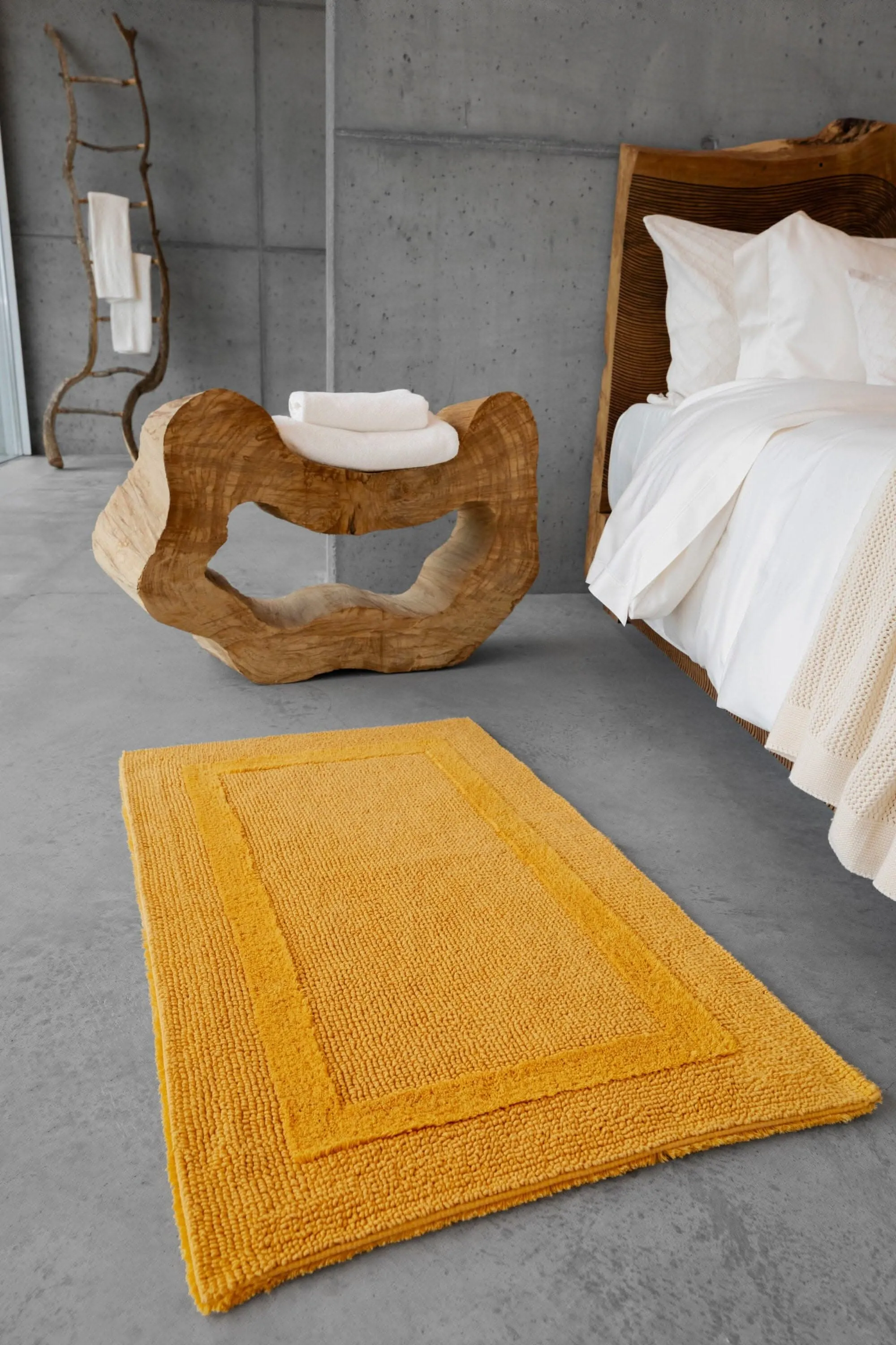 Reversible Contoured Bath Rug (23 x 23" | 60 x 60 cm)